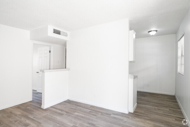 1BR, 1BR - 594SF - Living Room