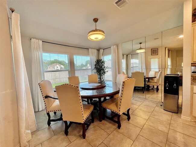 Photo - 1916 Thorndyke Ln