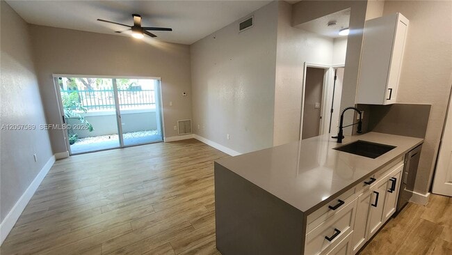 Building Photo - 6001 SW 70th St Unit 155