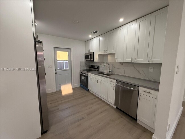 Building Photo - 3610 SW 25th Ter Unit 3612