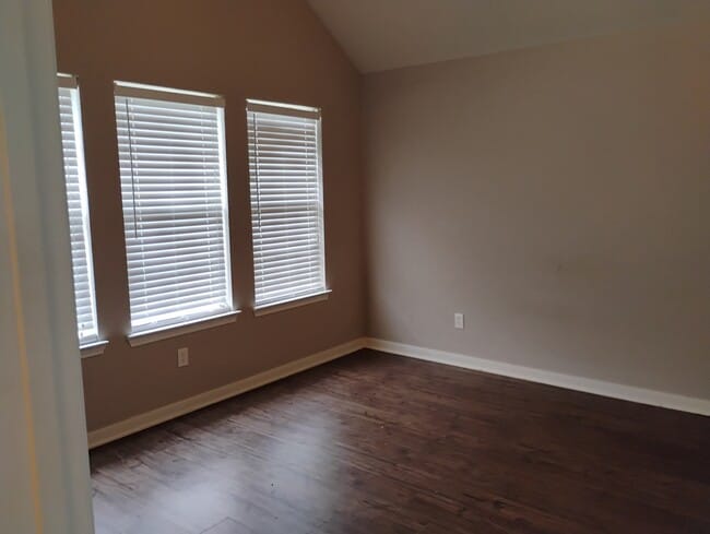 Photo - 3905 Victoria Ave