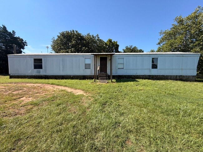 Building Photo - This 3-bedroom, 2-bathroom home on the outskirts of Russellville, AR