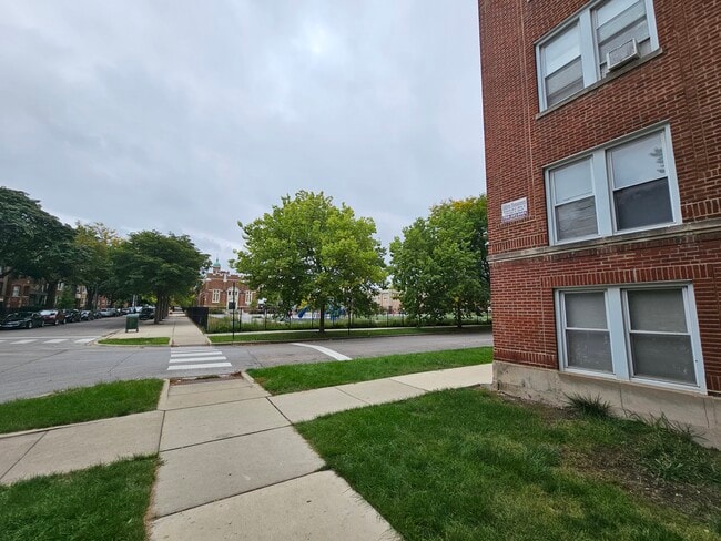 6858 S. Merrill Unidad 1