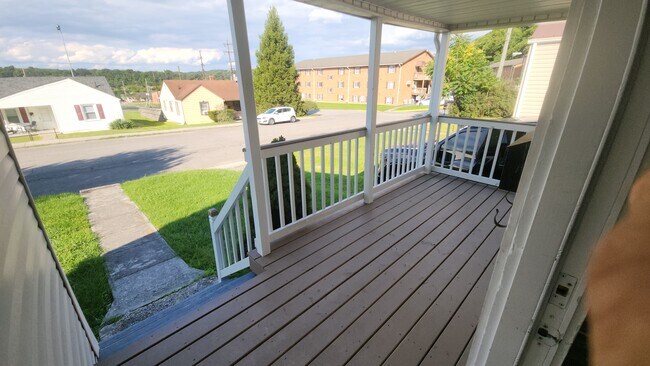 New Cozy Front Deck - 303 Clement St