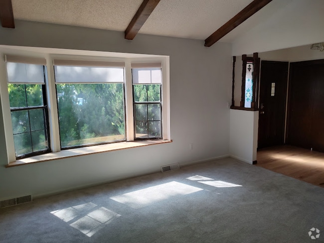 Building Photo - 1742 Drake St Rental