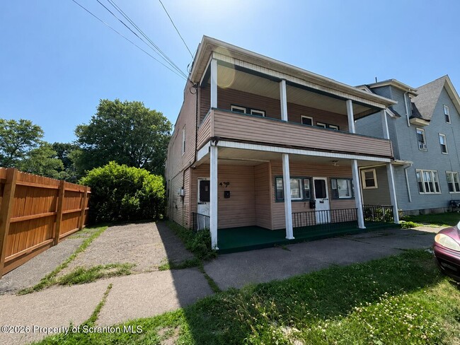 Building Photo - 610 Moosic St