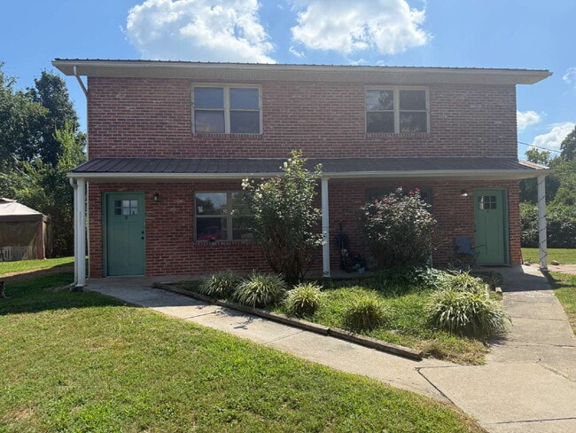 Building Photo - This fully updated 2-bedroom, 1.5-bath uni... Unit D Rental