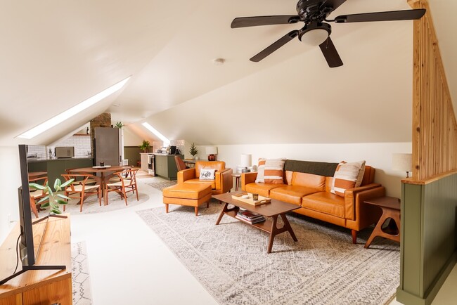 Photo - 824 5th St NE Unidad Attic Loft