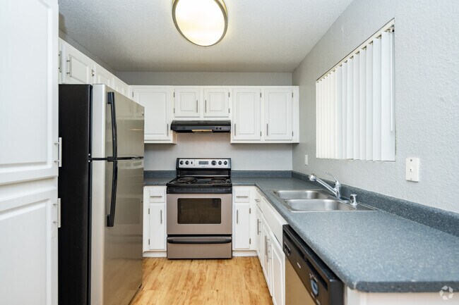 2BR, 1BA - 740SF - Kitchen