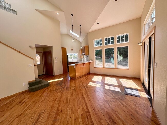 221 Russell Ln