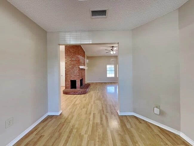Photo - 923 Teakwood Ln