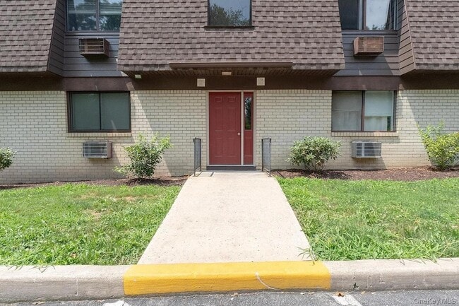 Building Photo - 1701 Cherry Hill Dr