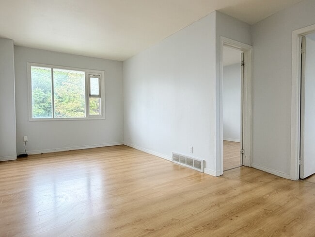 Building Photo - 506 Aylmer Ave Unit 4