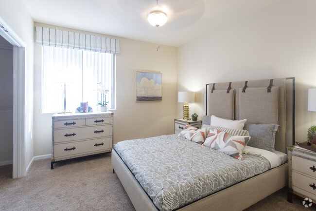 1BR,1BA-893SF