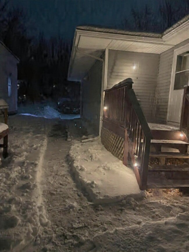 Building Photo - 2552 Malletts Bay Ave Unit 1