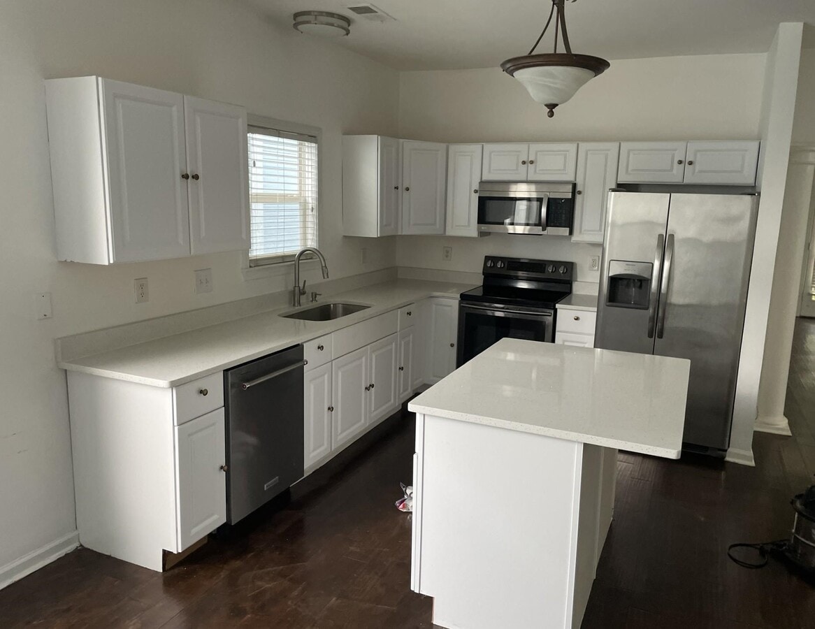 Photo - 1173 Island Pl E