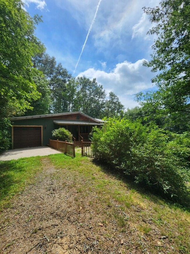 Building Photo - Mountain Escape!