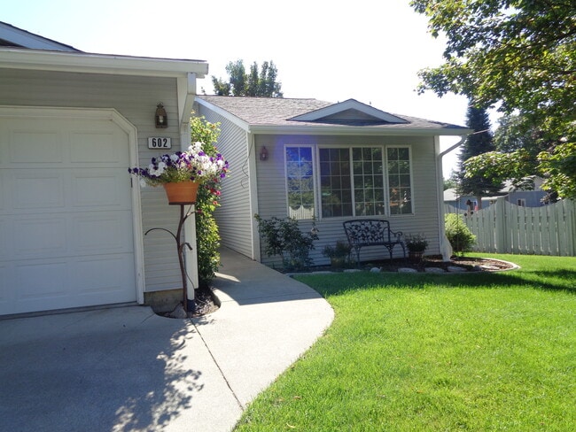 Photo - 602 W Holmberg Ln