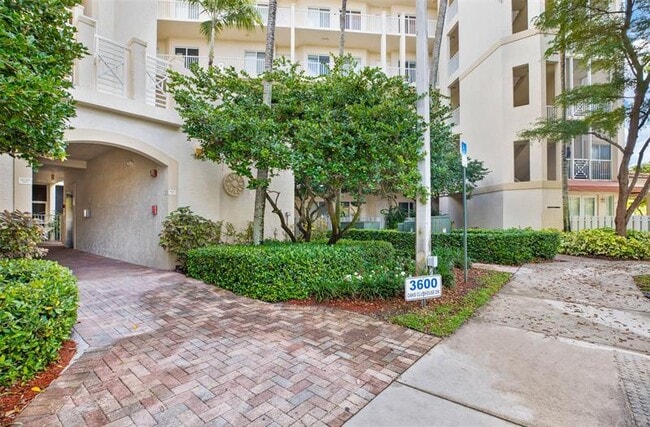 Photo - 3600 Oaks Clubhouse Dr Unit 302
