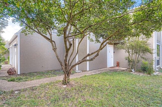 Photo - 6810 Thorncliffe Dr Unit B