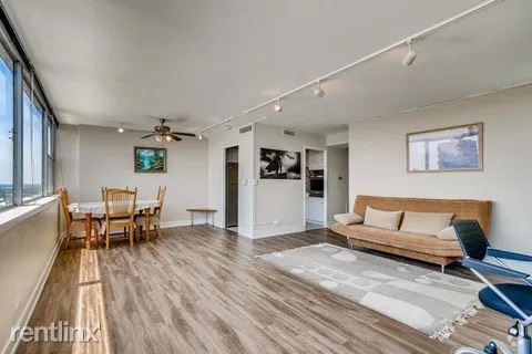 Building Photo - 1 br, 1 bath Condo - 6301 North Sheridan R...