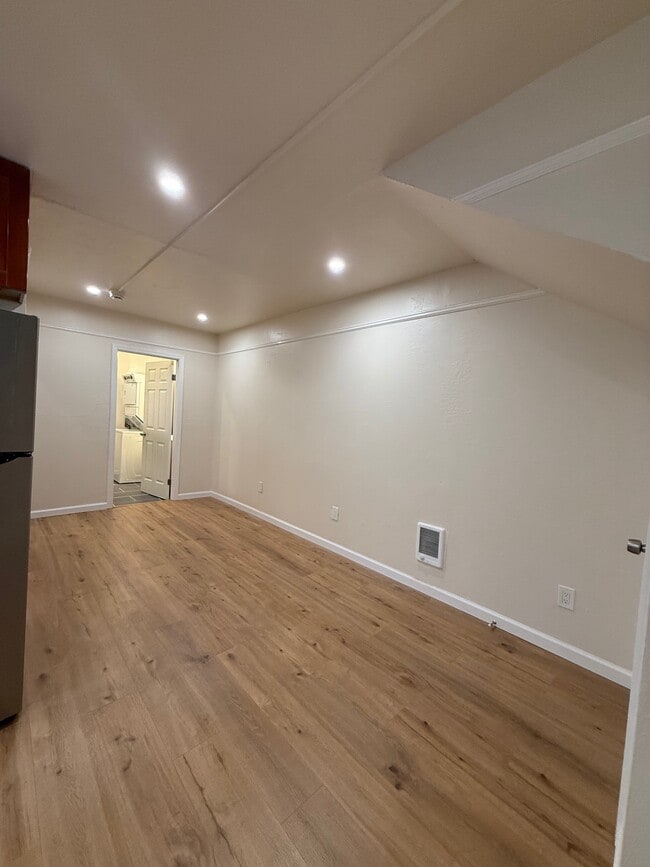 Building Photo - 702 Baker St Rental