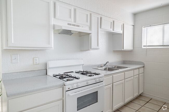 2BR, 1BA - 750SF - Kitchen