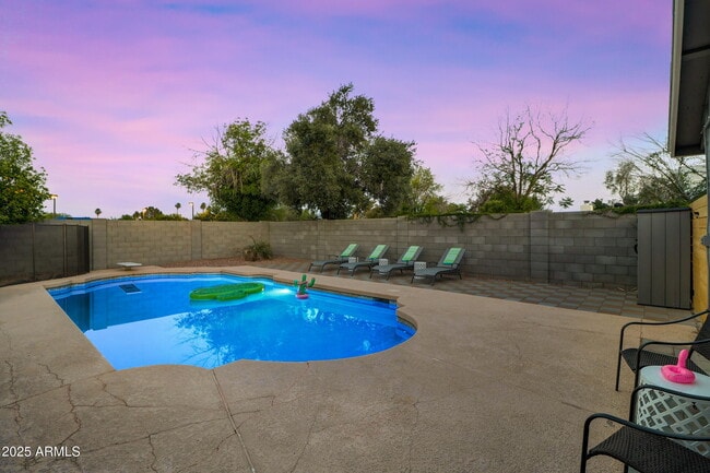 5803 S Kenwood Ln