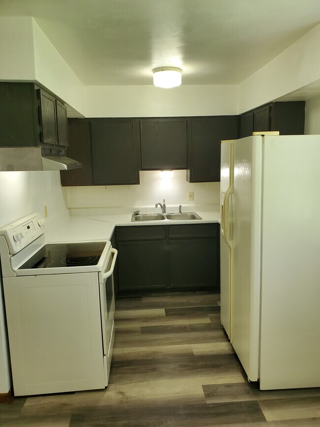 Kitchen - 172 North St Unit 162