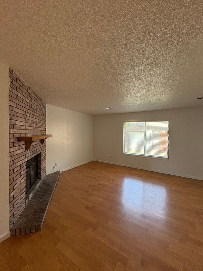 Updated 3 Bedroom 2.5 Bath Townhome - Updated 3 Bedroom 2.5 Bath Townhome