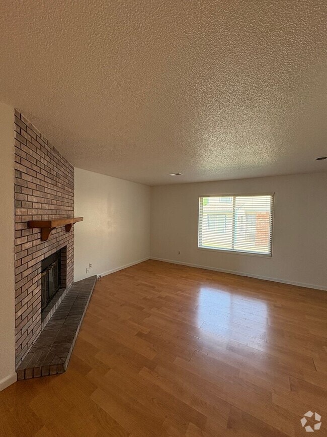 Building Photo - Updated 3 Bedroom 2.5 Bath Townhome