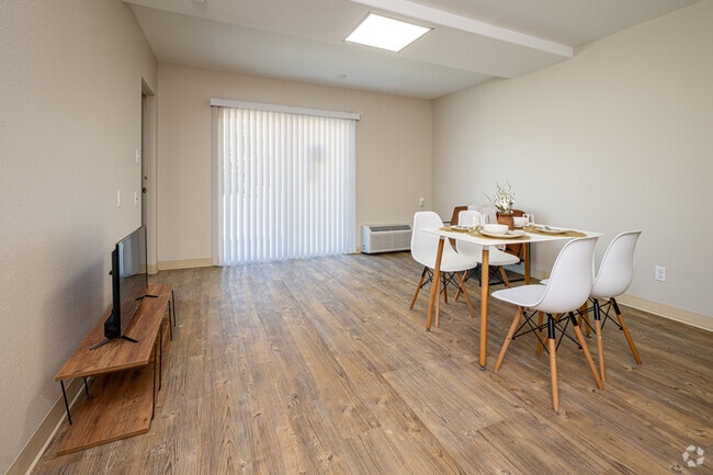 1BR, 1BA - 550SF - 750SF - Living Room/Dining Room