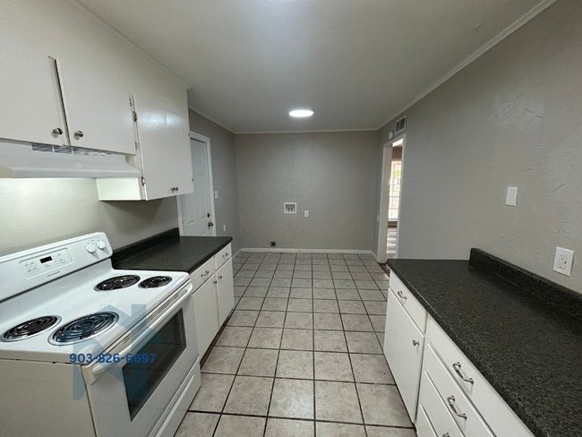 Photo - 817 Caver St