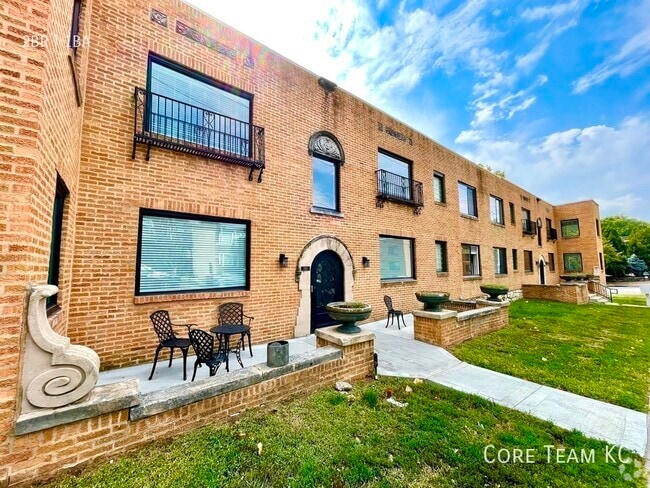 Building Photo - 1107 W 45th St Unit 1101-2 Rental