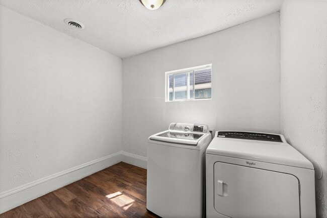 Photo - 8302 Sowinski Ave Unidad Upper