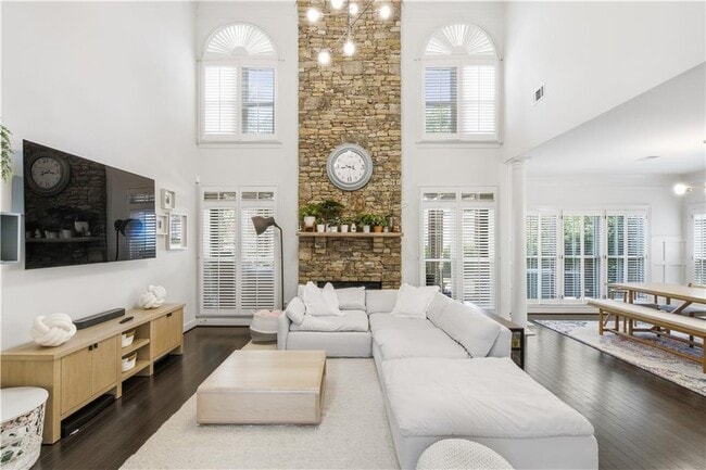 Photo - 303 Declaire Way NE