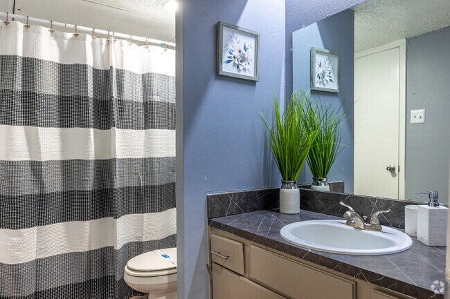 1BR, 1BA - 585SF