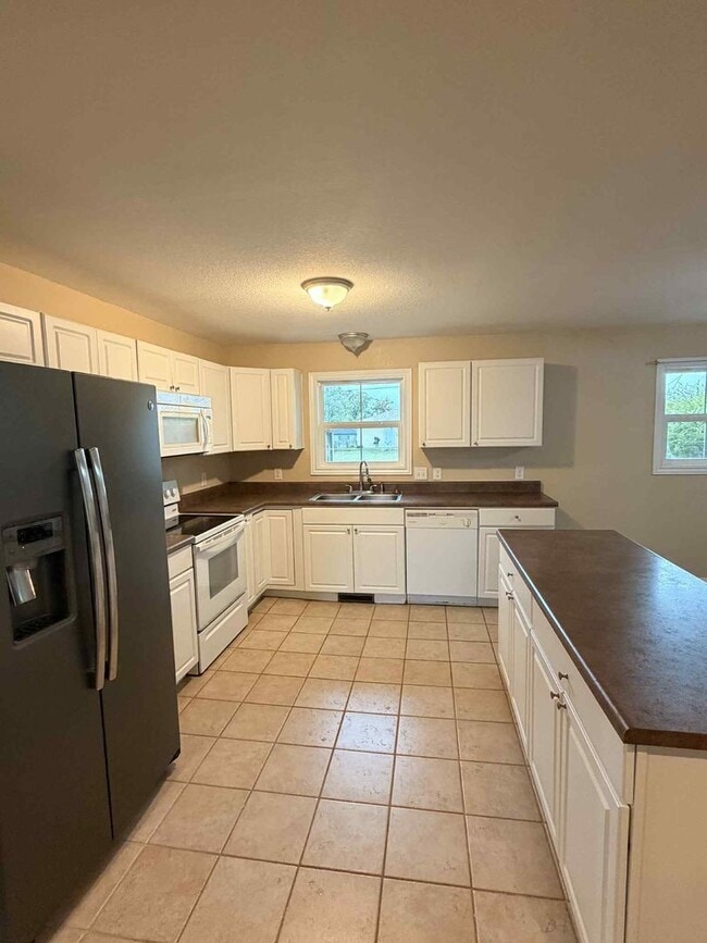 Photo - BEAUTIFUL 3 BEDROOM / 2 BATHROOM HOME IN J...