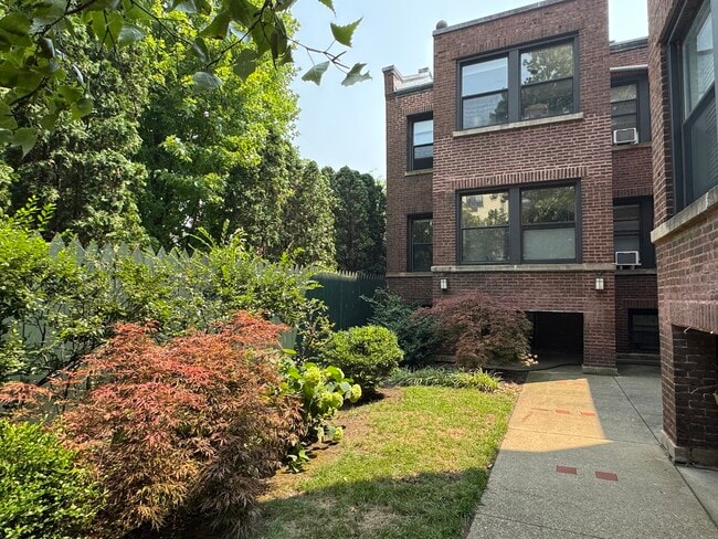 Building Photo - 617 W Cornelia Ave