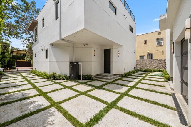 Photo - 818 N Orange Dr