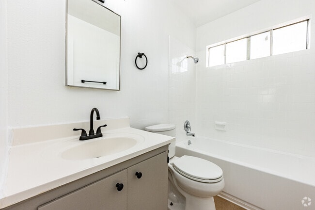 1BR, 1BA - 640SF - Bathroom