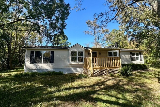 Building Photo - Country Living!