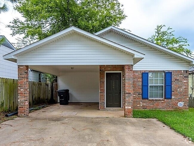 Building Photo - 4 Bed home waiting!
