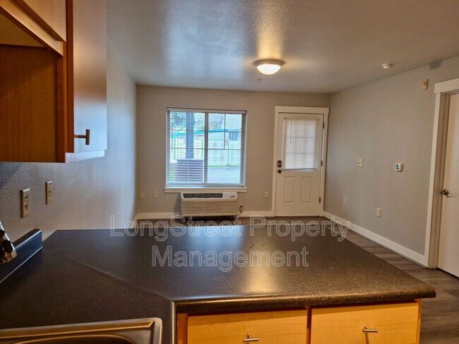 Photo - 9837 NE Irving St Unidad 305