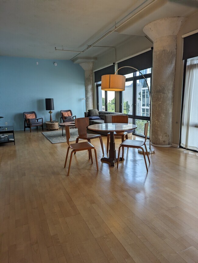Photo - 330 W 11th St Unidad #308