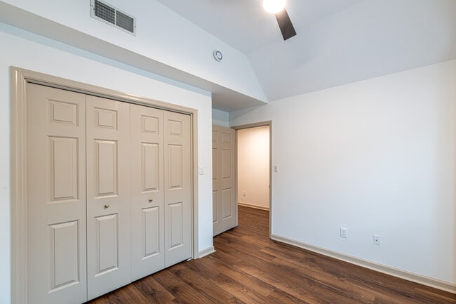 Photo - 632 Applegate Ln