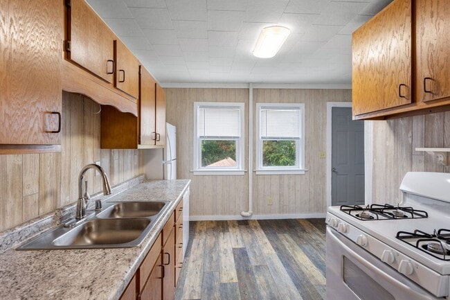 Building Photo - 1717 Walnut St Unit Upper