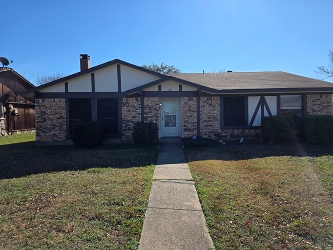 Building Photo - 2222 Ridgedale Dr