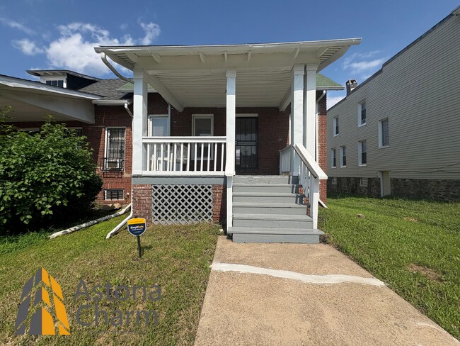 Building Photo - Updated 3 Bedroom with Fireplace and Fence... Rental