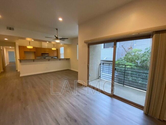 6428 Woodley Ave